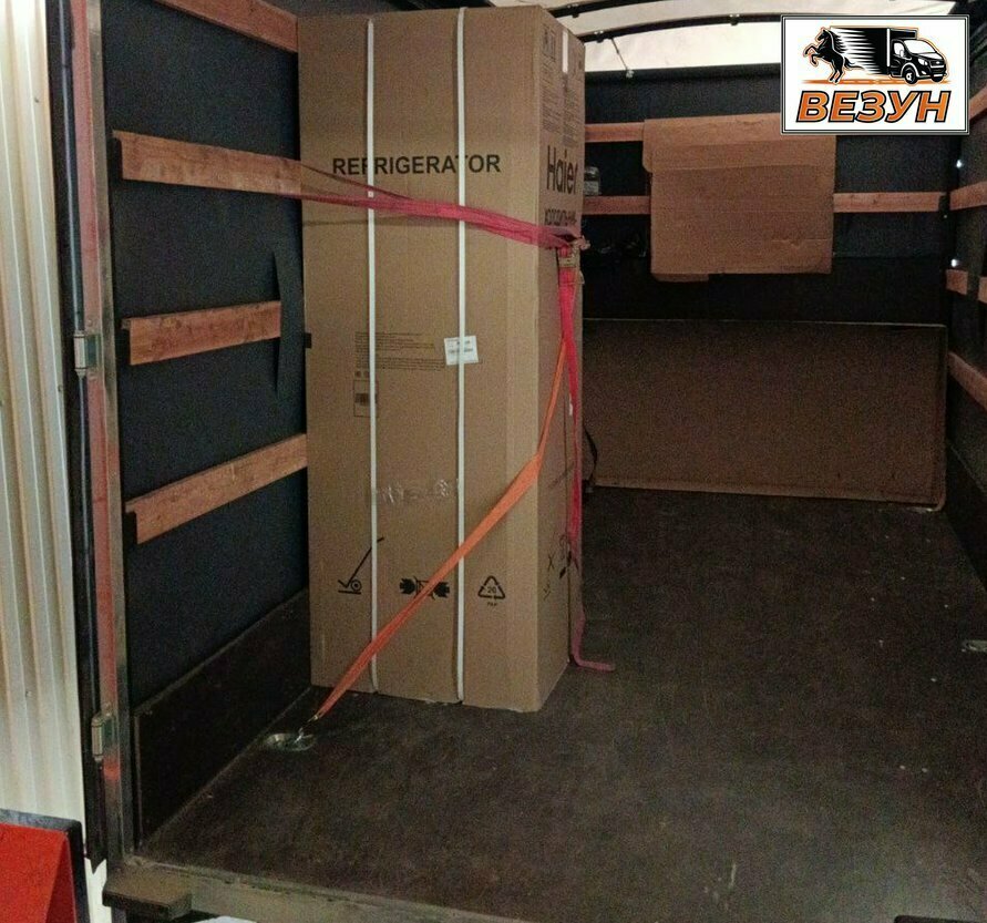 Перевозка холодильника в вертикальном положении, закреплённого ремнями на Газели в Томске